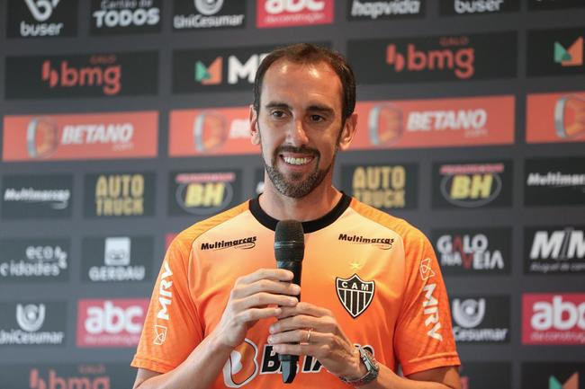 Nesta sexta-feira (21), o experiente zagueiro uruguaio Diego Godn, de 35 anos, foi oficialmente apresentado como reforo do Atltico para 2022. Na Cidade do Galo, em Vespasiano, o atleta concedeu entrevista coletiva para jornalistas e projetou mais um ano vitorioso para o clube mineiro.