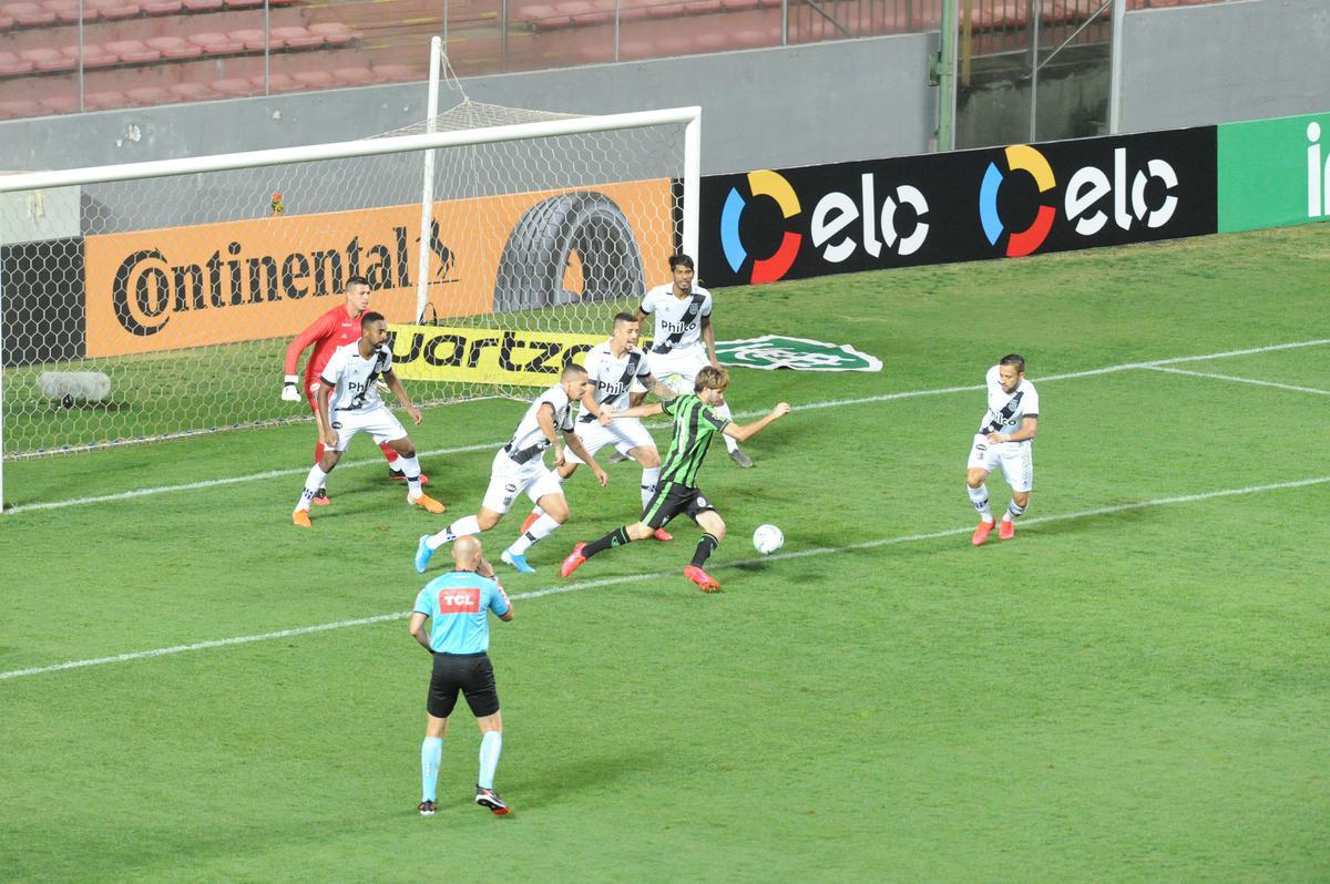 Fotos do duelo entre Amrica e Ponte Preta, no Independncia, em Belo Horizonte, em jogo de volta da quarta fase da Copa do Brasil