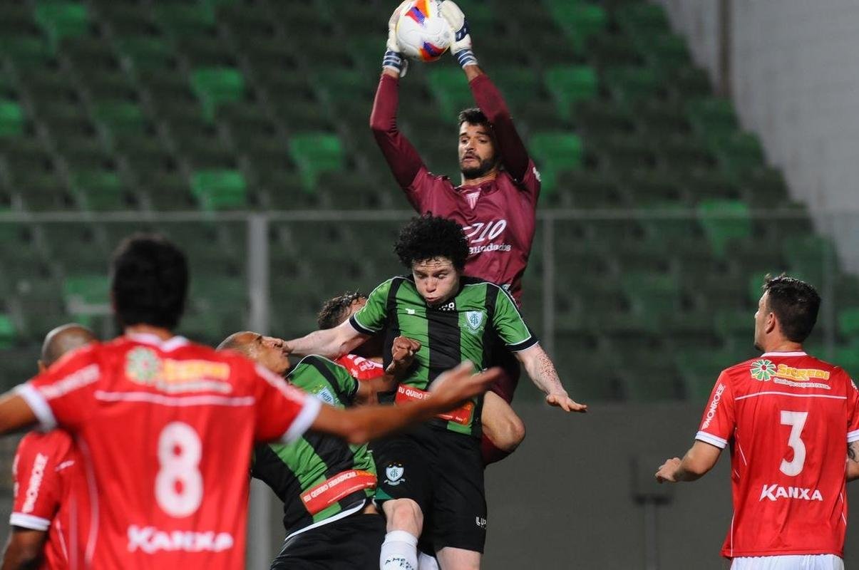 Imagens do jogo entre Amrica e Mogi Mirim no Independncia