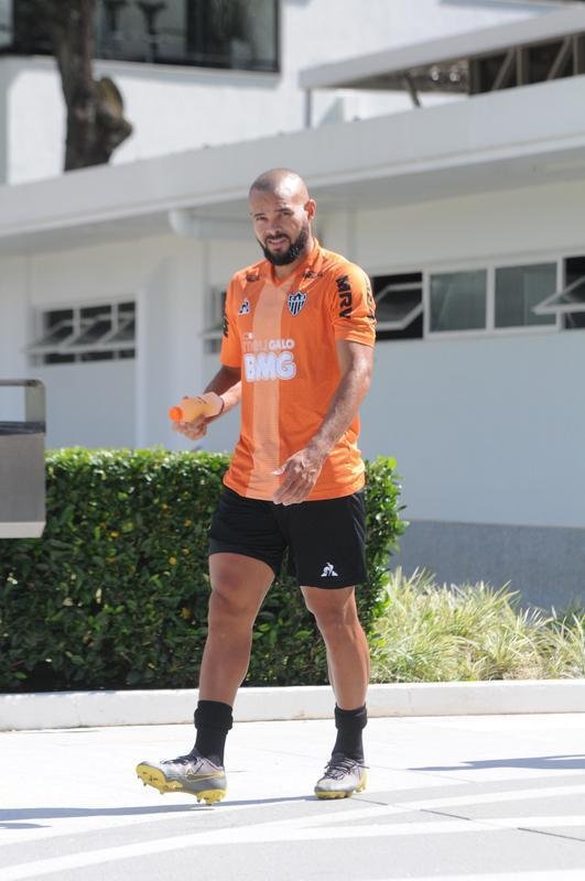 Treino do Atltico nesta segunda-feira, na Cidade do Galo, contou com a volta do meia  Juan Cazares. Direo no chegou a acordo para vend-lo a clube saudita. Tcnico Rafael Dudamel relacionou 23 jogadores para a viagem a Santa Fe, local da estreia na Sul-Americana, quinta-feira, contra o Unin-ARG. Jogador equatoriano ficou fora da lista.