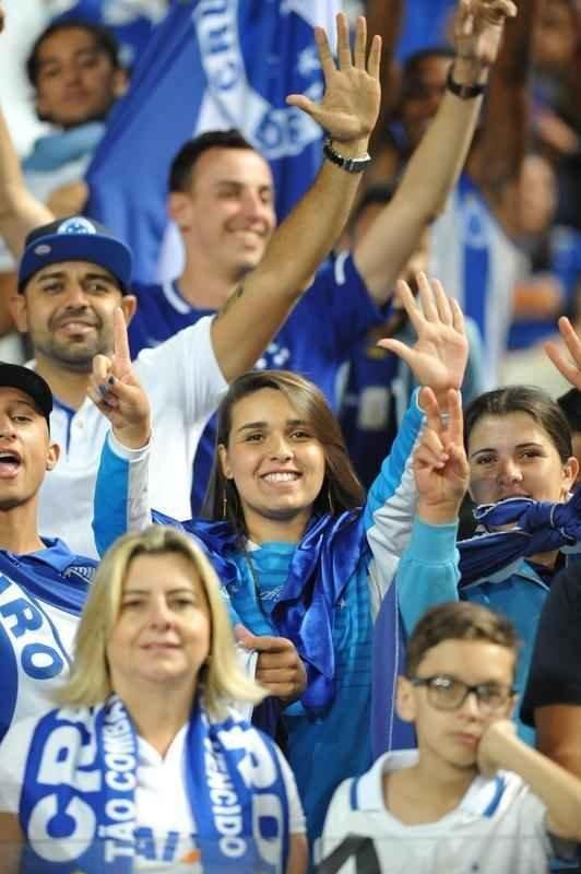 Chegada das torcidas de Cruzeiro e Grmio ao Mineiro para a semifinal da Copa do Brasil