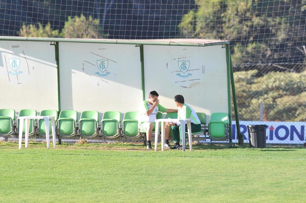 Depois de reunio com elenco e diretoria, Adilson Batista observou treino comandado por Drubscky no Amrica