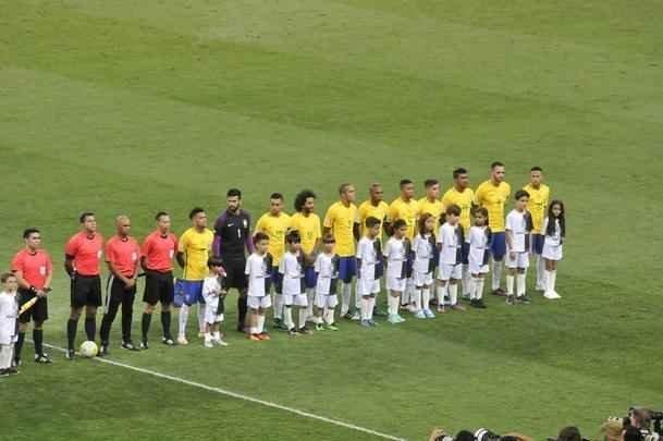 Times postados para execuo dos hinos nacionais de Brasil e Argenitna