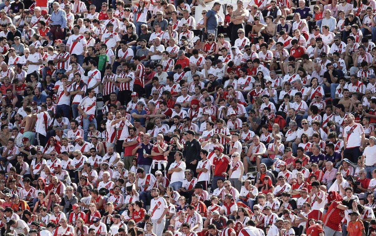Torcedores do River Plate na final da Libertadores, contra o Boca Juniors, no Monumental de Nez