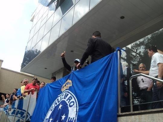 Novo reforo do Cruzeiro, Jlio Baptista foi recepcionado pelo presidente Gilvan de Pinho Tavares e acenou para torcedores da sacada da sede administrativa no Barro Preto