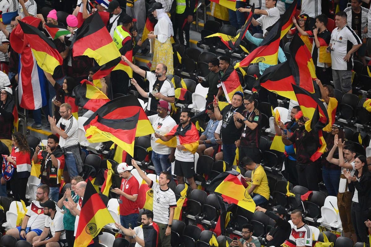 Costarriquenhos e alemes na partida pelo Grupo E da Copa do Mundo, no Estdio Al Bayt, em Al-Khor