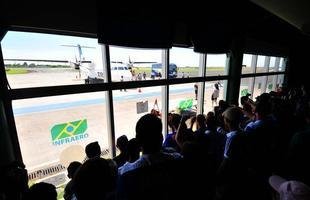 Torcida faz festa em aeroporto para receber o tricampe�o Brasileiro