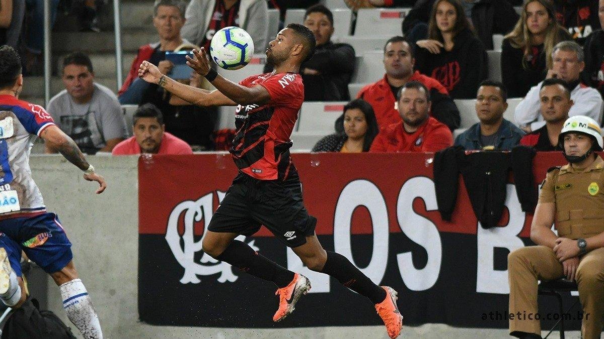 Renan Lodi (Athletico-PR): lateral-esquerdo, 21 anos, três jogos