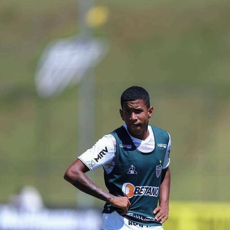 Fotos do coletivo entre profissionais e sub-20 do Atltico