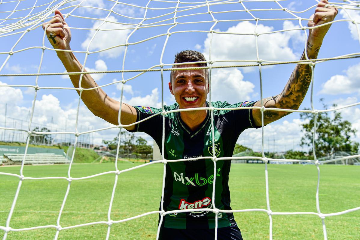 Meia-atacante Índio Ramírez sendo apresentado como novo reforço do América para 2022