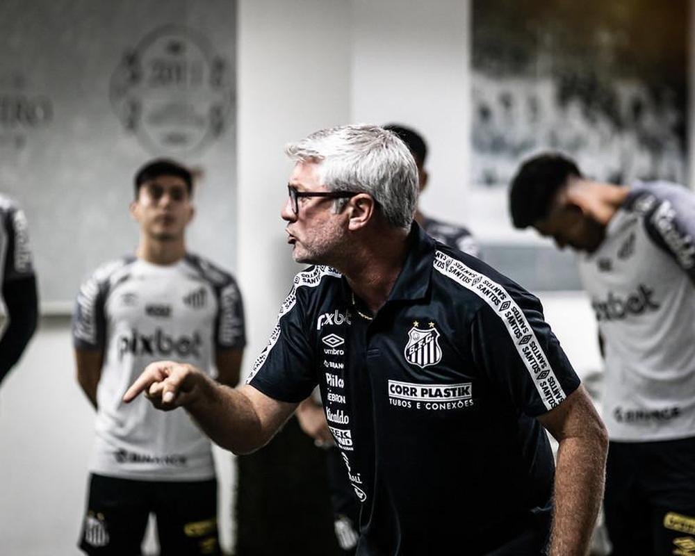 8 - Odair Hellmann foi anunciado pelo Santos em 16 de novembro de 2022