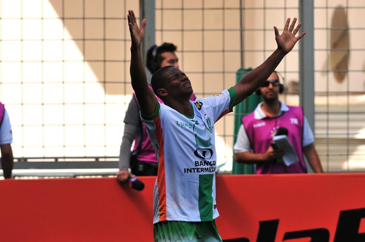 Juninho (volante) - foi um dos poucos que conseguiram jogar bem num elenco que amargou a lanterna no Campeonato Brasileiro. Em 2016, disputou 32 jogos na competio e marcou dois gols. No fim do ano, renovou o contrato por mais duas temporadas e continuou como titular em 2017, quando o Coelho celebrou o bicampeonato da Srie B.