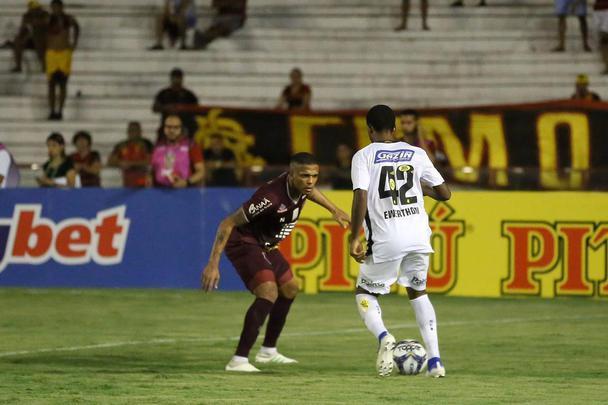 Em desvantagem no placar, o Sport tentou reagir na partida no segundo tempo, mas não conseguiu furar a defesa timbu nos primeiros minutos. Ainda perdeu o atacante Marquinhos, expulso após falta dura.