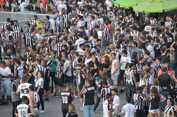 Torcedores do Atltico enfrentaram longas filas para entrar no Mineiro, por causa de problema no sistema do programa Galo na Veia