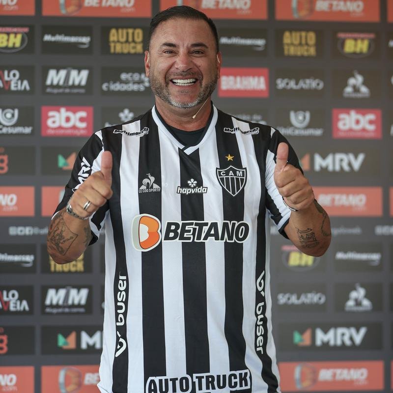 O técnico argentino 'El Turco' Mohamed foi apresentado pelo Atlético nesta terça-feira (25/01) ao lado do presidente do clube, Sérgio Coelho.