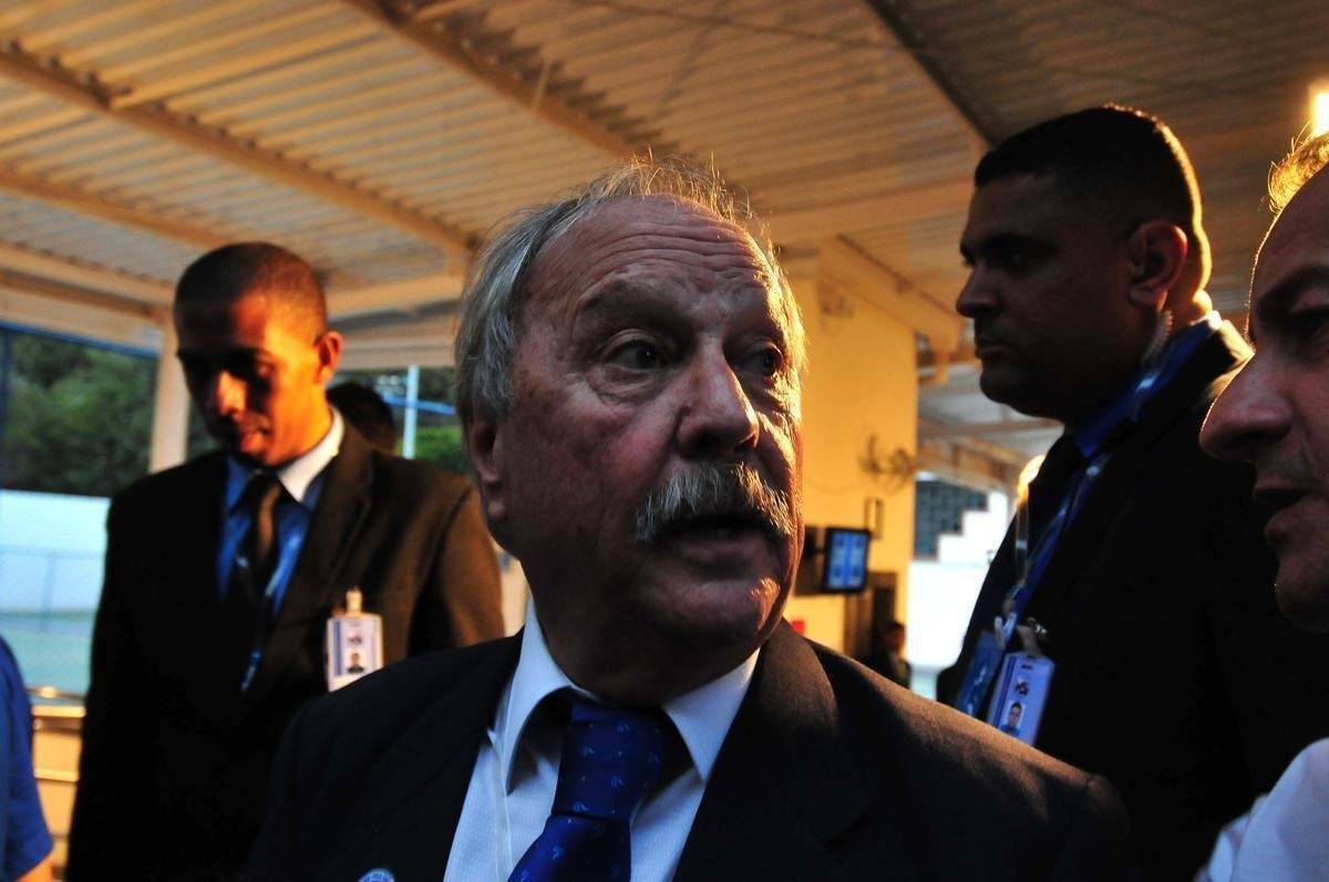 Fotos da eleio presidencial no Cruzeiro. Parque esportivo do Barro Preto, em BH, esteve lotado durante tarde e noite desta segunda-feira. Wagner Pires de S recebe apoio de cabos eleitorais.