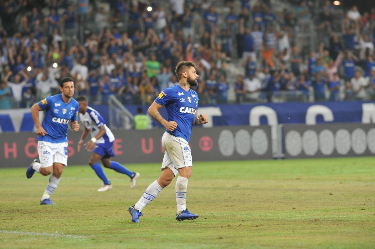 Cruzeiro venceu com facilidade o time paranaense na noite deste sbado