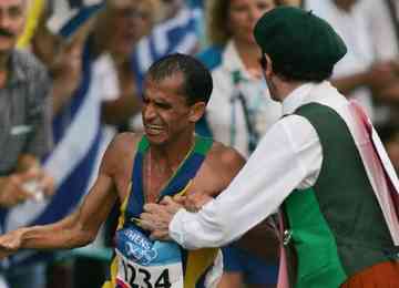 Vanderlei Cordeiro liderava a maratona daquele ano até ser atacado pelo ex-padre irlandês Cornelius Horan; o atleta ficou com a medalha de bronze na época