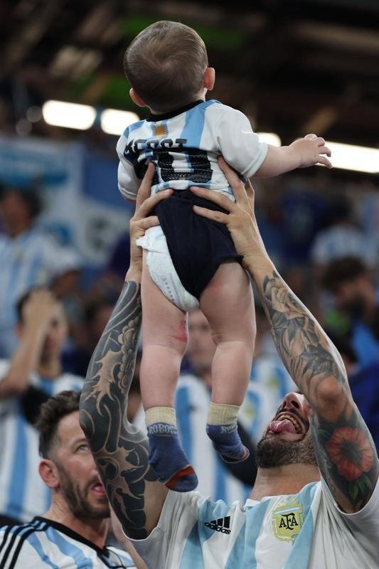 Fotos das torcidas de Argentina e Polnia durante jogo entre as duas selees pelo Grupo C da Copa do Mundo, no Estdio 974, em Doha, no Catar