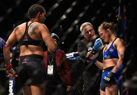Amanda Nunes (luvas vermelhas) venceu Ronda Rousey por nocaute tcnico em 48 segundos e manteve o cinturo dos galos