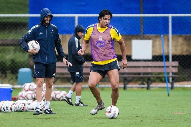 Imagens do treino do Cruzeiro neste sbado (8), sob forte chuva, na Toca da Raposa II, em Belo Horizonte