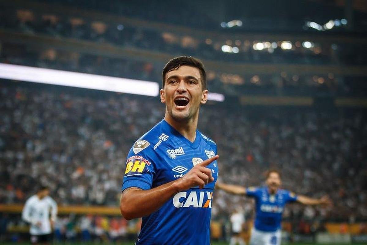 O uruguaio De Arrascaeta atuou pelo Cruzeiro entre 2015 e 2018. Atualmente, o meia-atacante joga no Flamengo.
