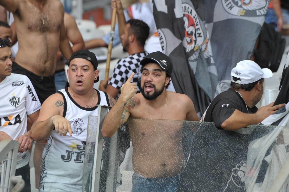 Fotos da torcida do Atltico durante o clssico contra o Cruzeiro