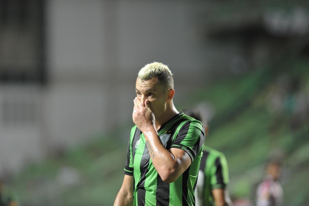 Veja fotos do jogo entre Amrica e Villa Nova