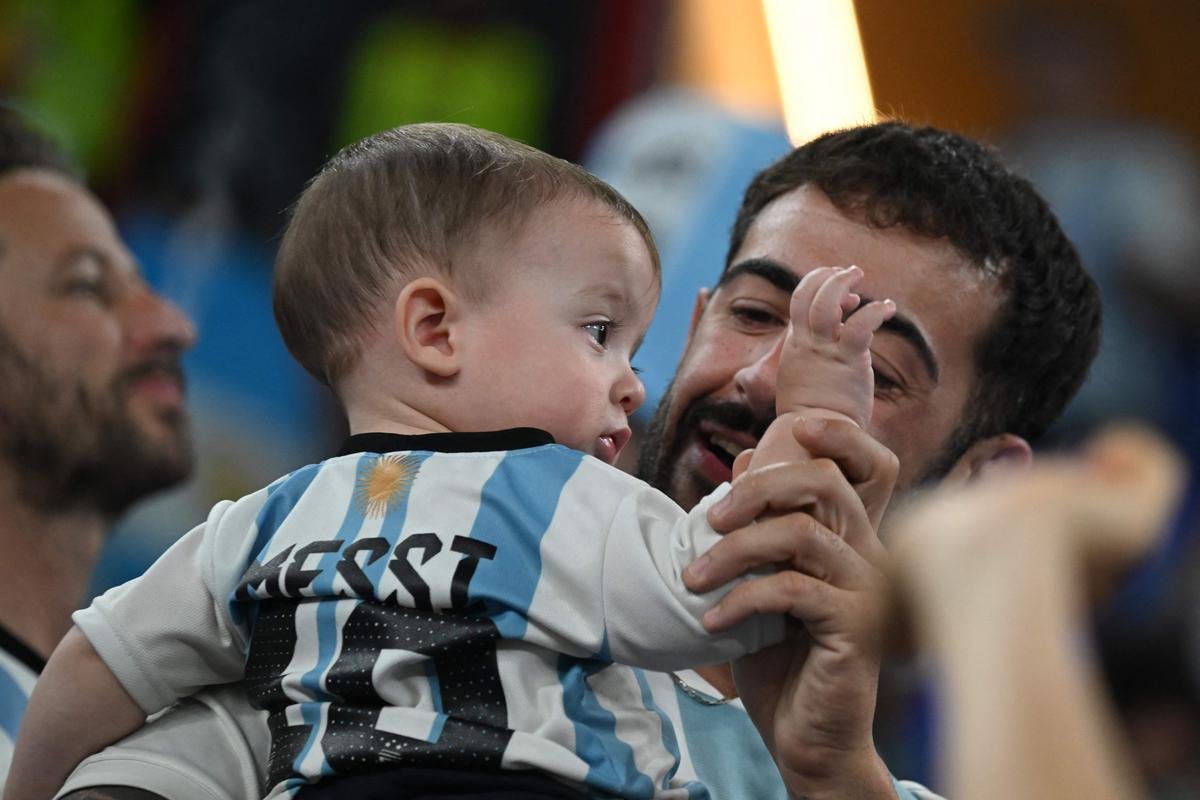 Fotos das torcidas de Argentina e Polnia durante jogo entre as duas selees pelo Grupo C da Copa do Mundo, no Estdio 974, em Doha, no Catar