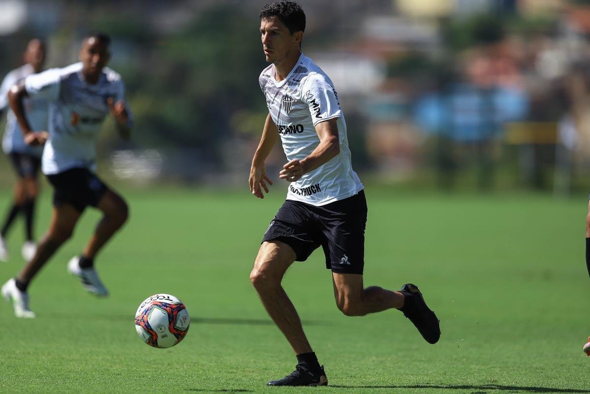 Fotos do coletivo entre profissionais e sub-20 do Atltico