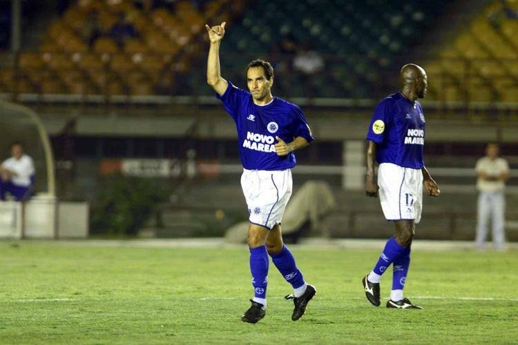 Uma outra camisa principal de 2001, usada principalmente no segundo semestre, manteve a linhagem padro, com azul predominante, mas gola redonda e no mais em V. Essa linhagem da Topper se manteve at metade de 2002, tambm com a troca da Grand Prix pela indstria de condutores eltricos Lousano naquele ano.