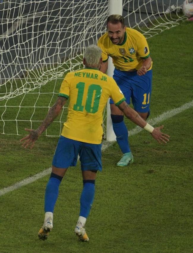 Brasil e Peru se enfrentaram pela segunda rodada do Grupo B da Copa Amrica