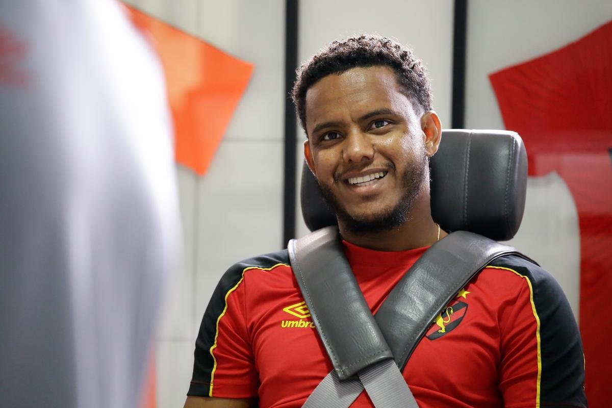 Rithely teve uma manhã agitada no CT do Sport. Ainda sem treinar, o jogador esteve nas instalações do clube para realizar exames fisiológicos junto ao preparador do clube, Inaldo Freire. Depois, apareceu no campo para cumprimentar os companheiros e assistir a movimentação comandada pelo técnico Guto Ferreira. Por fim, concedeu entrevista coletiva, onde abordou o retorno ao clube - confira na íntegra acessando o nosso site
