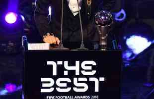 Luka Modric discursa aps ser eleito, pela primeira vez, o melhor jogador do mundo. Crosta, de 33 anos, quebra dinastia de Cristiano Ronaldo e Lionel Messi na premiao The Best, da Fifa