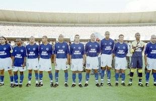 Titulares do Cruzeiro alinhados para a execu��o do Hino Nacional Brasileiro