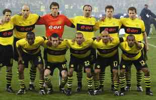 Borussia Dortmund - O histrico Borussia Dortmund dos brasileiros Evanlson, Amoroso, Ded e Ewerthon tirou uma diferena de cinco pontos em trs jogos no Campeonato Alemo de 2001/2002. Lder durante parte significativa da competio, o Bayer Leverkusen, do meio-campista Michael Ballack, perdeu flego, somou s um dos nove pontos finais e foi superado pela equipe aurinegra, que ficou com a taa ao vencer todas as rodadas que restavam.