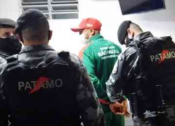 William Ribeiro, do São Paulo-RS, chutou a nuca do árbitro Rodrigo Crivellaro