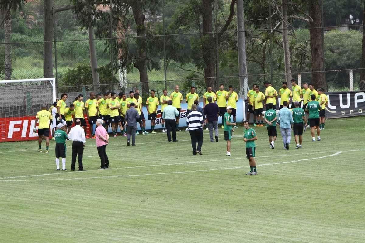 O elenco do Amrica se reapresentou para a temporada 2015 na tarde desta segunda-feira, no CT Lanna Drumond. Depois de reunio com integrantes do conselho de administrao, os jogadores foram para um campo secundrio, onde realizaram o primeiro trabalho com bola. O gramado principal passa por reformas.