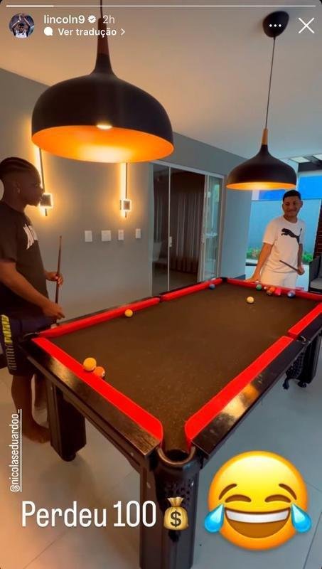 Lincoln, que no deve seguir no Cruzeiro em 2023, publicou foto jogando sinuca ao lado de amigos