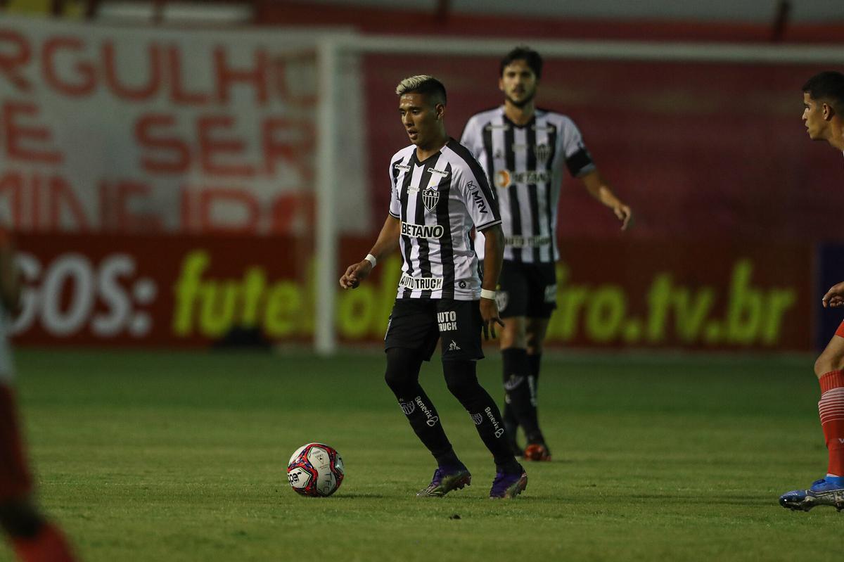 Tombense e Atlético se enfrentaram nesta quinta-feira (4), em partida válida pela 2ª rodada do Campeonato Mineiro. O confronto foi realizado no Estádio Antônio Guimarães de Almeida, em Tombos. No primeiro tempo, uma queda de energia paralisou a partida por cerca de 20 minutos.