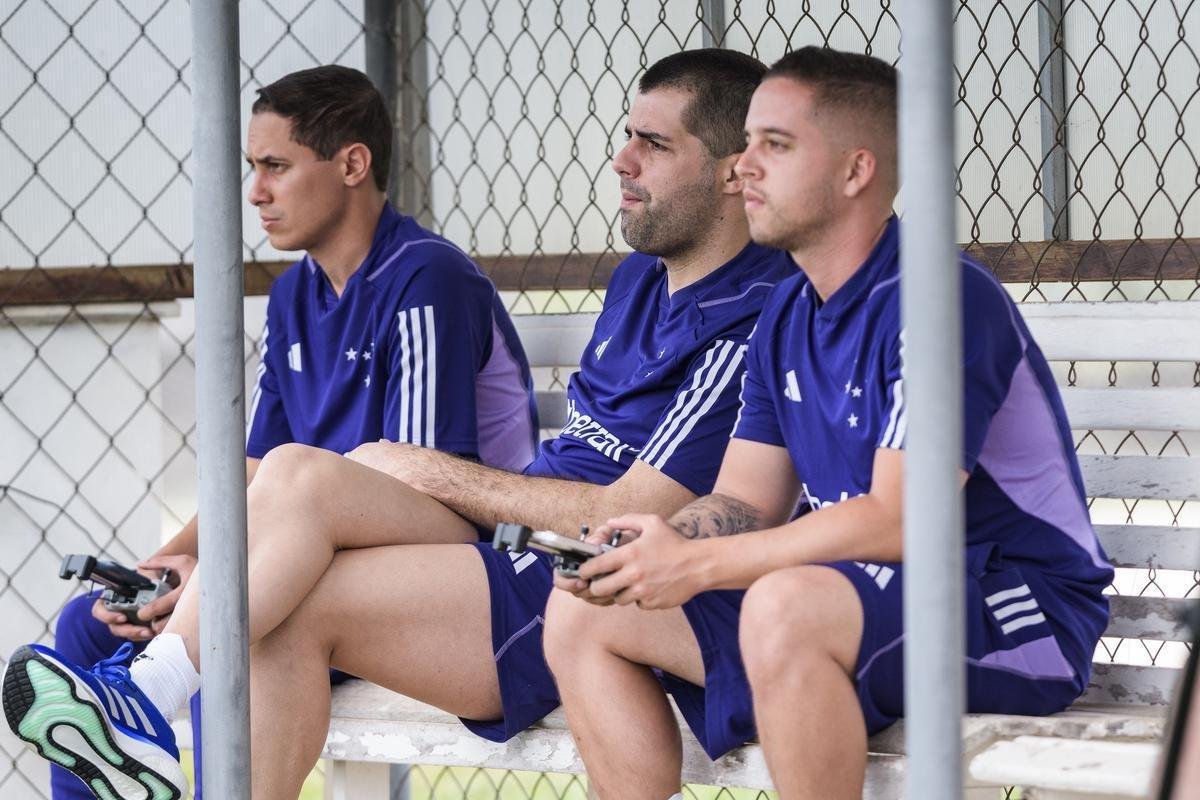 Fotos do primeiro treino do tcnico portugus Pepa no Cruzeiro