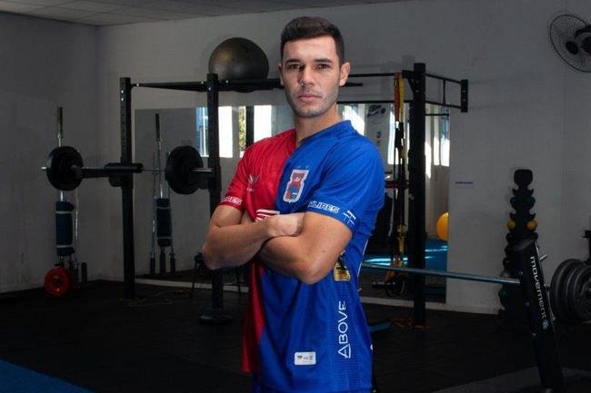 Jean Victor - o lateral-esquerdo de 26 anos disputou a Srie B pelo Paran. Em 34 jogos, marcou dois gols e deu duas assistncias. Um de seus pontos fortes  a bola parada. Ele balanou a rede cobrando falta no empate por 3 a 3 com o Cuiab, na Arena Pantanal, em 21 de outubro, pela 17 rodada. Seus direitos econmicos pertencem ao Boavista, do Rio de Janeiro. Felipe Conceio conhece o atleta desde as categorias de base do Botafogo. O interesse do Cruzeiro foi noticiado pelo jornalista Adroaldo Leal, da Rdio 98, no dia 29 de janeiro.