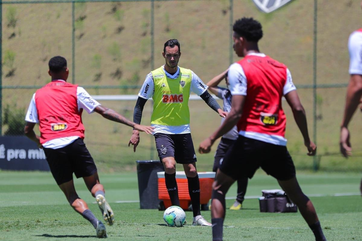 Atlético divulga fotos do novo uniforme de treino