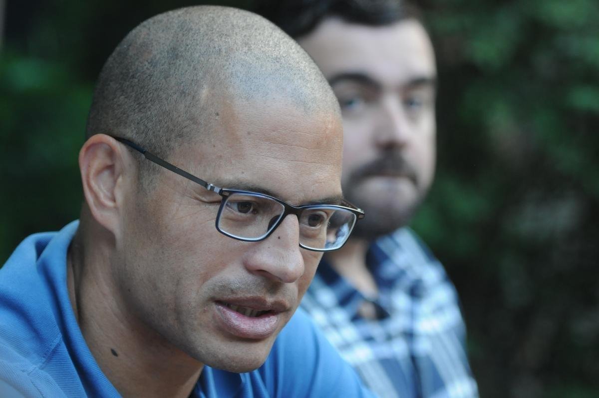 'Quem viveu 2003, ter boas recordaes. Quem no viveu e apenas ouviu as histrias, ter mais uma situao para ler e entender um pouquinho o que houve'. Com essas palavras, Alex convocou os torcedores do Cruzeiro a prestigiarem a obra '2003, a Trplice Histria de um Time Mgico', que conta a histria do elenco que encantou o pas e deu show em trs competies: Campeonato Mineiro, Copa do Brasil e Campeonato Brasileiro. Comercializado por R$ 39,90, o livro de 138 pginas, escrito pelo ex-camisa 10 em parceria com o jornalista Anderson Olivieri, foi lanado na noite desta segunda-feira, na Pizzaria Villa Floriano, Bairro de Santa Efignia, na Regio Leste de Belo Horizonte. Entre vrias personalidades que prestigiaram o evento esto o zagueiro Leo, os ex-jogadores Ricardinho, Augusto Recife, Sandro, Leandro e Ruy e o preparador fsico Antnio Mello.