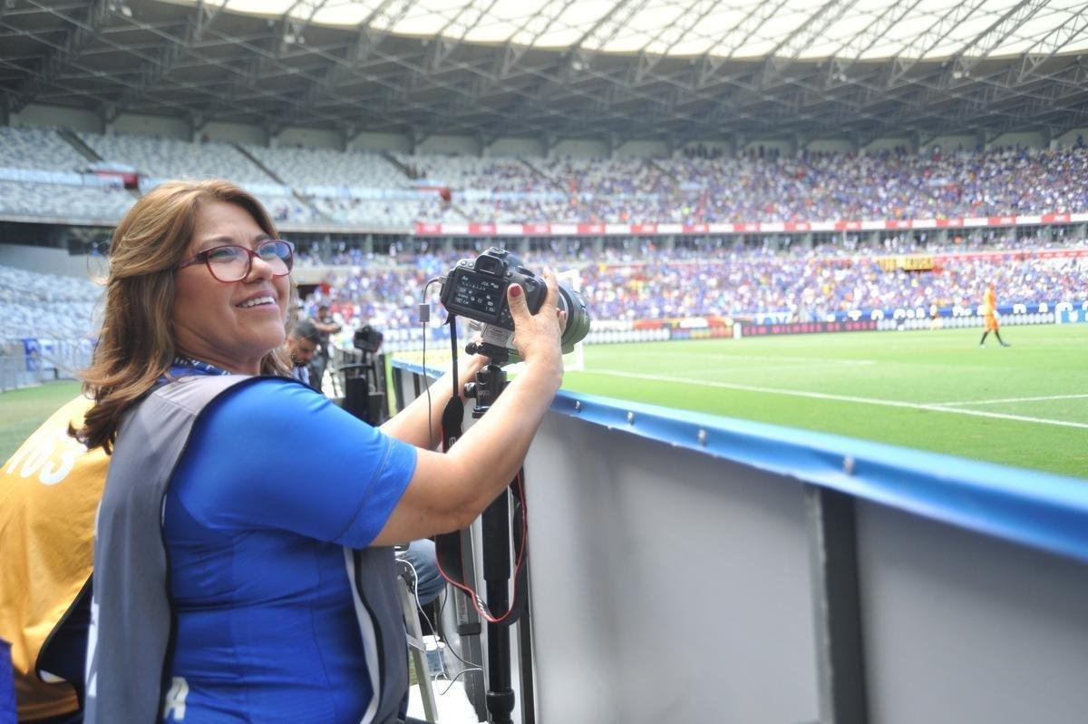 Me do volante Lucas Silva, Ana Maria Silva,  a fotgrafa do Cruzeiro neste domingo em homenagem ao dia dela