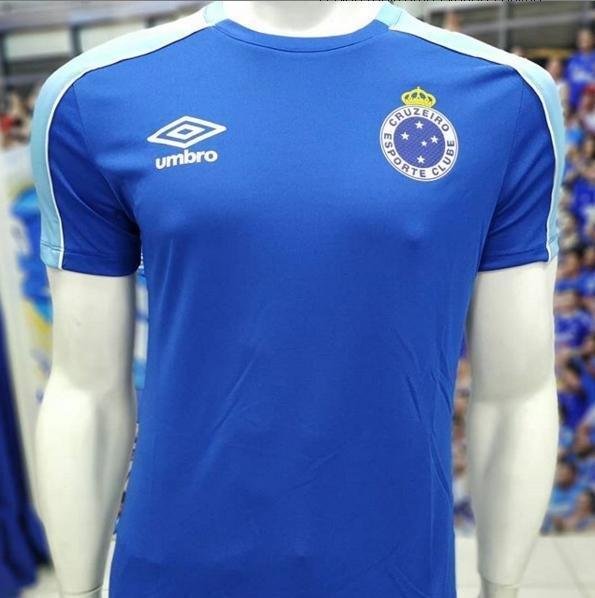 Camisa de treino 2019 divulgada pelas lojas da rede Official Store