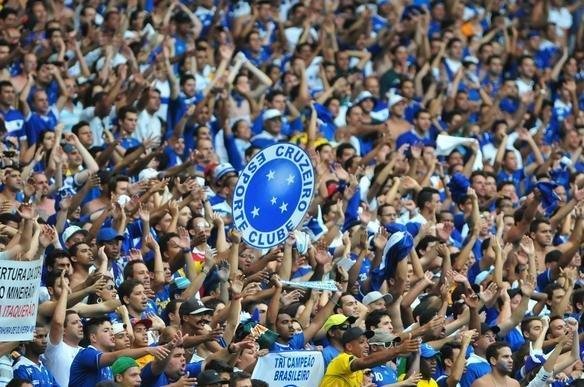 Torcida do Cruzeiro compareceu em grande nmero ao Mineiro e fez muita festa
