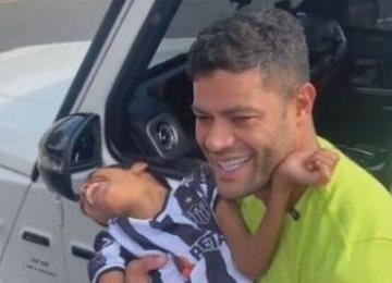 Atacante foi surpreendido com o gesto de carinho de um jovem atleticano que o aguardava em frente à Cidade do Galo para conhecê-lo