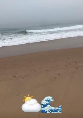 Zagueiro Murilo encara chuva na praia em seus primeiros dias de férias