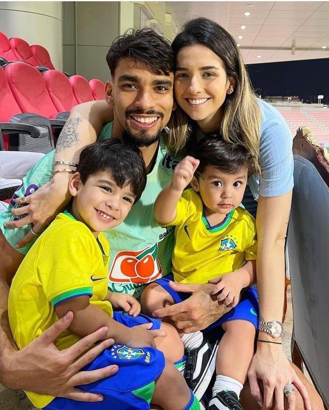 Maria Eduarda Fournier, esposa de Lucas Paquet, com os filhos do jogador 